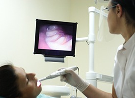 Dentist and patient looking at intraoral photo